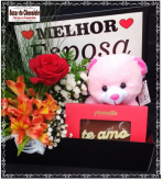 f-Caixa Esposa ou Namorada com Arranjo de Rosa e Chocolate de Gramado-RS