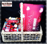 b-Cestinha Esposa ou Namorada com Chocolates da Nestlê