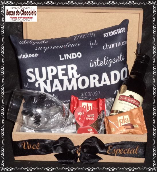 e-Baú Mdf Você é Especial Namorado com Almofadinha Taça Vinho e Chocolates