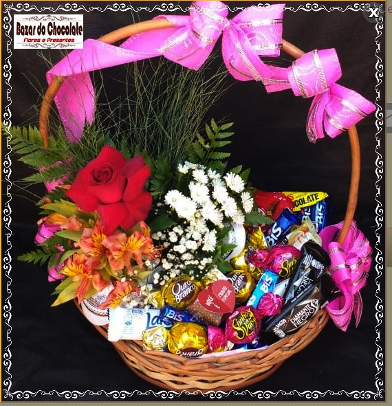 g-Cesta Arranjo com Chocolates Lacta