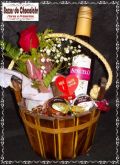 a-Baldinho com Vinho Mini Arranjo de Rosa e Chocolates