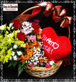 g-Cesta Arranjo 03 Rosas Coração de Pelúcia e Trufas da Cacau Show