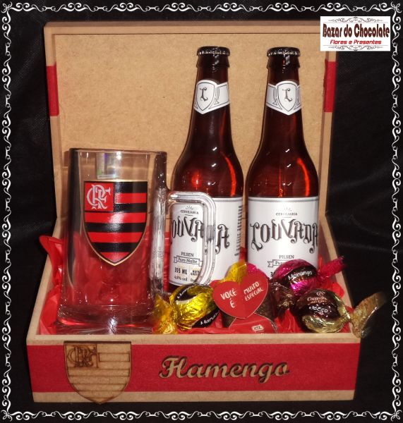 b-Baú Mdf Flamengo com Caneco Cerveja Louvada e Trufas da Cacau Show