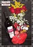1-Balde com 3 Rosas Taça Vinho e Chocolates