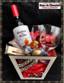 f-Cachepo Mdf com Vinho Casillero Taças e Chocolates de Gramado-RS