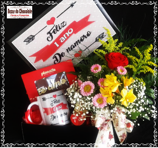 f-Caixa 1 Ano de Namoro com Caneca Arranjo de Rosa e Chocolates de Gramado-RS
