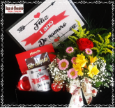f-Caixa 1 Ano de Namoro com Caneca Arranjo de Rosa e Chocolates de Gramado-RS