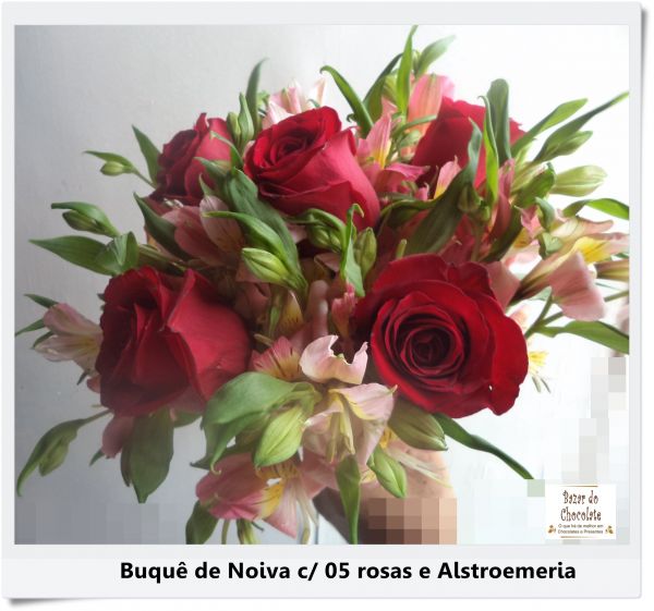 a-Buquê Noiva 05 rosas com austroemérias