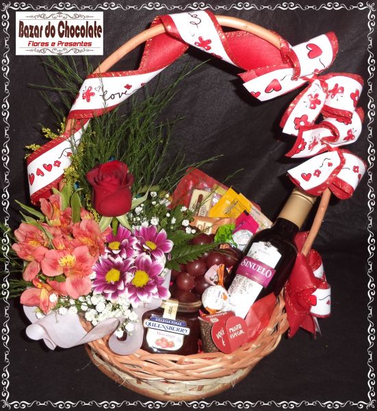 g-Cesta com Arranjo Vinho e Doces