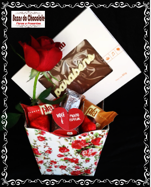 k-Cachepô Parabéns com Rosa Natural e Chocolates de Gramado-RS