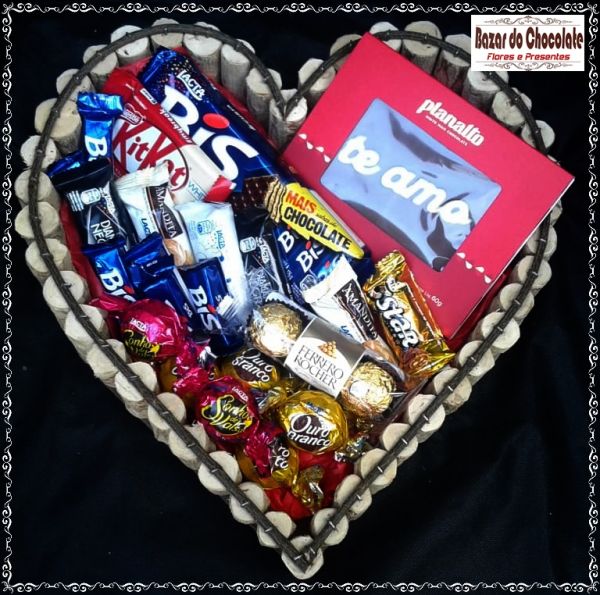 c-Coração Rústico com Chocolates Diversos