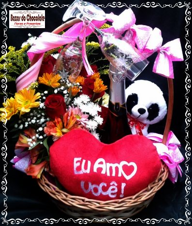 g-Cesta Arranjo com Espumante Taças Panda e Coração de Pelúcia