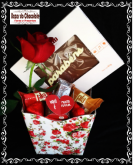 k-Cachepô Parabéns com Rosa Natural e Chocolates de Gramado-RS