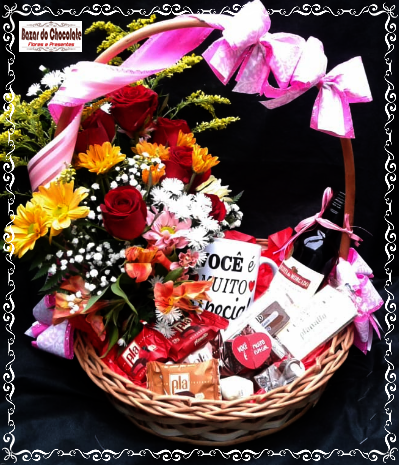 g-Cesta Você é Especial com Arranjo e Chocolates de Gramado-RS