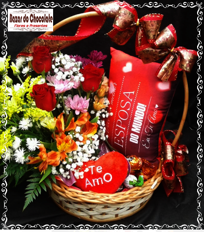 g-Cesta Esposa ou Namorada Arranjo 03 Rosas e Trufas da Cacau Show